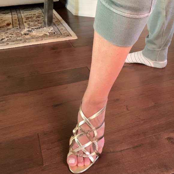 Woman’s Metallic shoes - Picture 2 of 12